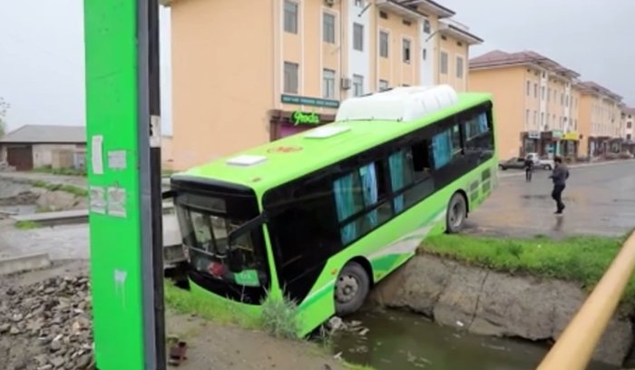 Jizzaxda yo‘lovchi avtobusi ariqqa tushib ketdi