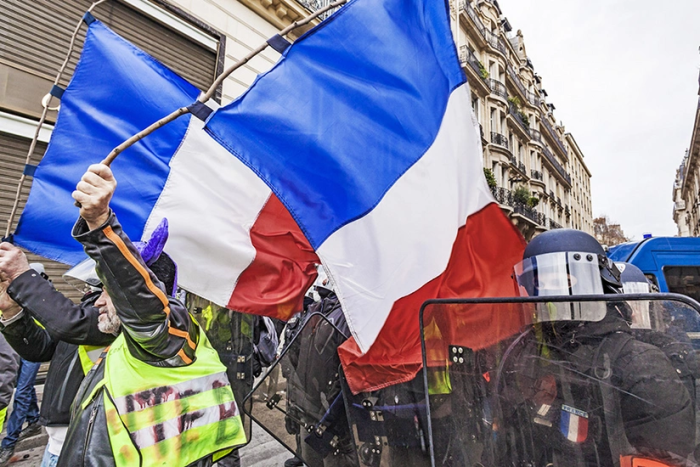 Fransiyada bosh vazirning iste’foga chiqishiga qarshi norozilik namoyishi o‘tkazildi