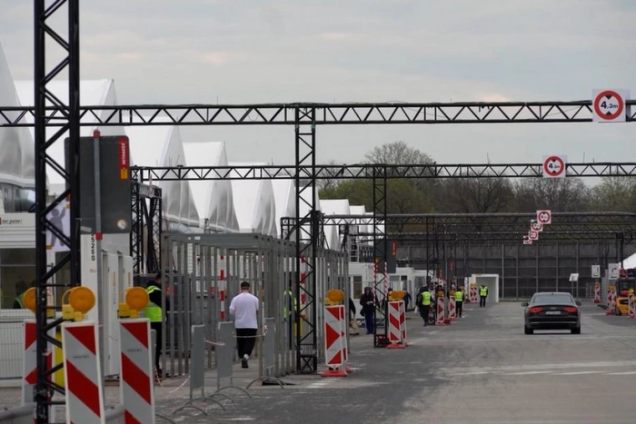 Berlindagi Ukrainadan kelgan qochqinlarni qabul qiluvchi eng yirik markaz yopildi