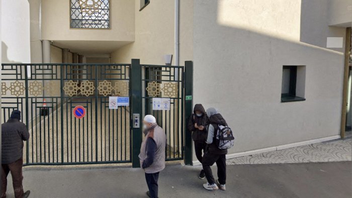 Fransiyada erkak masjiddan Qur’on o‘g‘irlab, uni eshik oldida yoqib yubordi