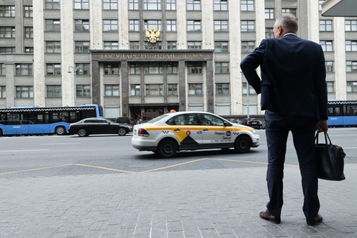 Россияда депутатлар 2024 йилдан фақат мамлакатда ишлаб чиқарилган автомобилларни минади