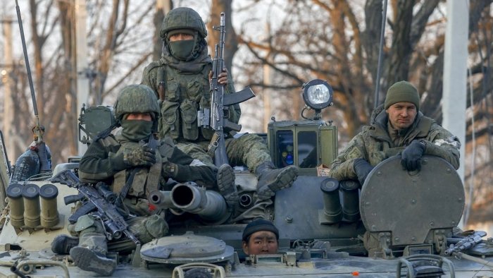 Россия ўт очишни тўхтатишни эълон қилди, Украина уни ўқ узишда давом этишда айбламоқда