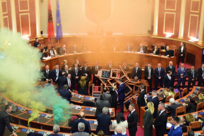 Albaniyada parlament a’zolari atay yong‘in chiqardi