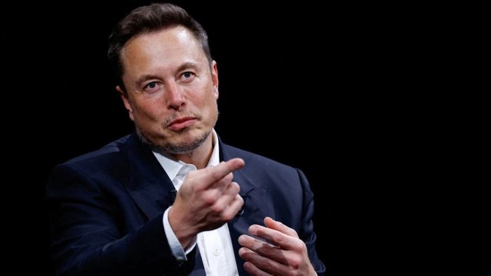 Илон Маск АҚШдаги ҳар бир болага SpaceX акциясини совға қилади