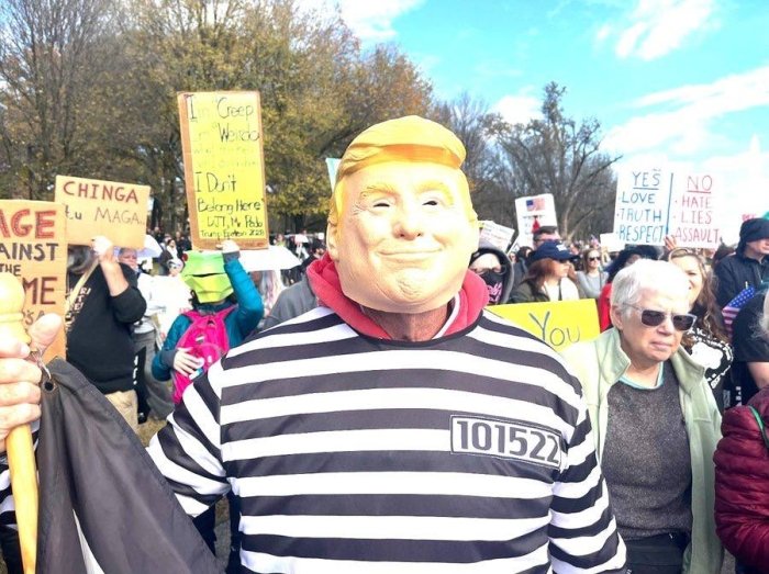 Vashingtonda “Impichment, qamoq, istefo” shiori ostida Trampga qarshi norozilik namoyishlari bo‘lib o‘tdi