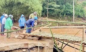 Вьетнамда кучли сув тошқини 120 метрли кўприкни оқизиб кетди