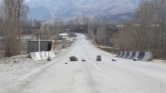 "Қирғизлар тожикларнинг машиналарига тош отган": отишмага бошқа воқеа сабаб қилиб кўрсатилмоқда