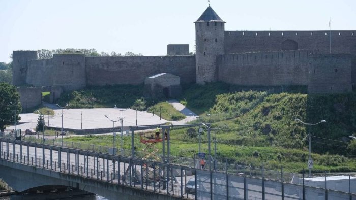 Estoniya Rossiya bilan chegaradagi ko‘prikka metall darvoza o‘rnatdi