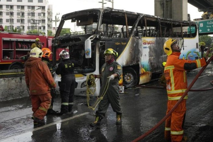 Bangkok yaqinida maktab avtobusi yonib ketdi