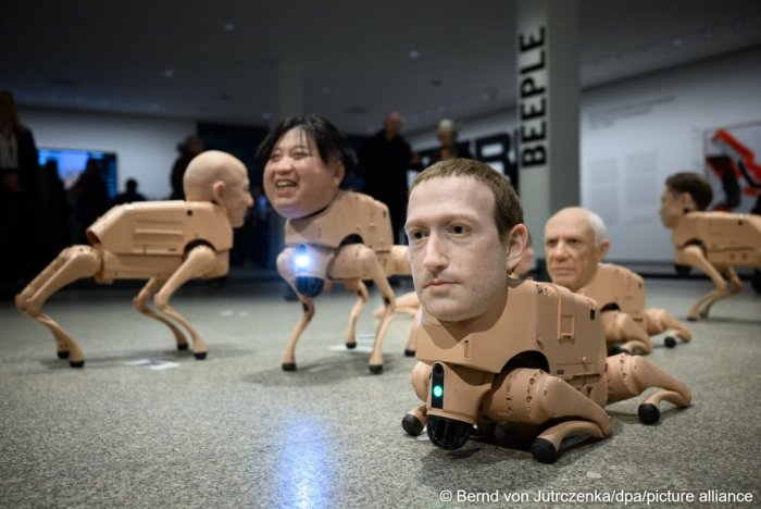 Берлинда машҳурлар қиёфасидаги робот-итлар намойиши баҳсларга сабаб бўлди