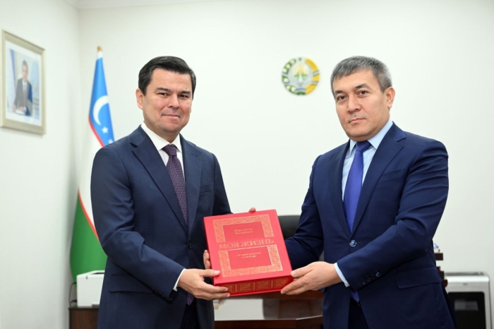 Нурсултон Назарбоевнинг китоби Ўзбекистон Президентига етказилди