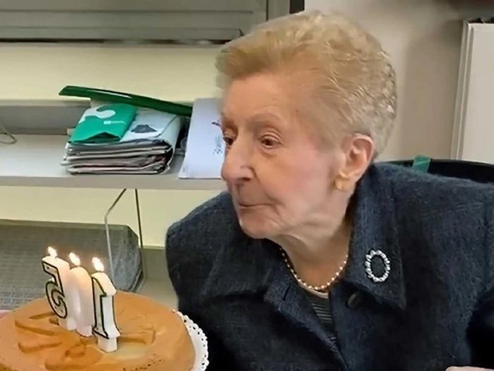 Italiyada 105 yoshli ayol tug‘ilgan kunini ishxonasida nishonladi (video)