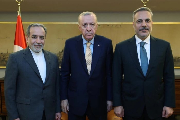 Арағчи: "Эрон тинчликни сақлаш учун минтақавий давлатлар билан ҳамкорлик қилишга доимо тайёр"