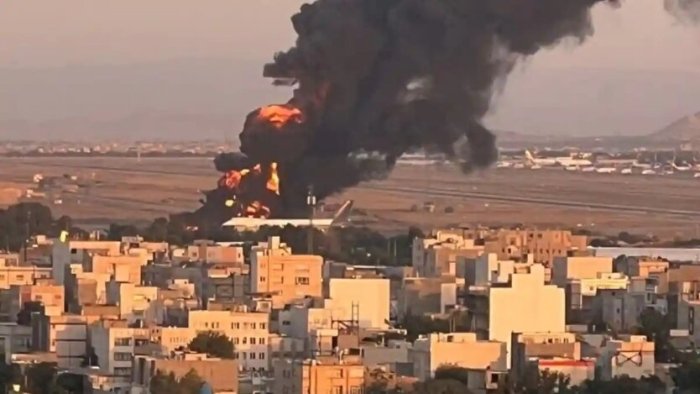 Isroil Eronning Mashhad aeroportida yonilg‘i quyayotgan samolyotga hujum qildi (video)