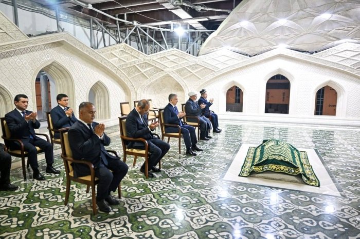 Shavkat Mirziyoyev Imom Buxoriy maqbarasini ziyorat qildi