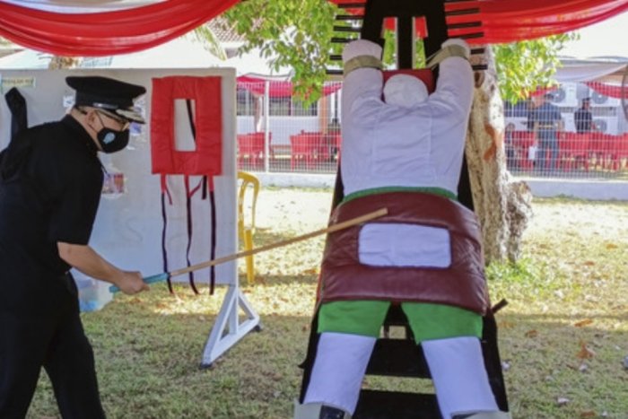 Singapurda onlayn firibgarlarga antiqa jazo joriy etildi