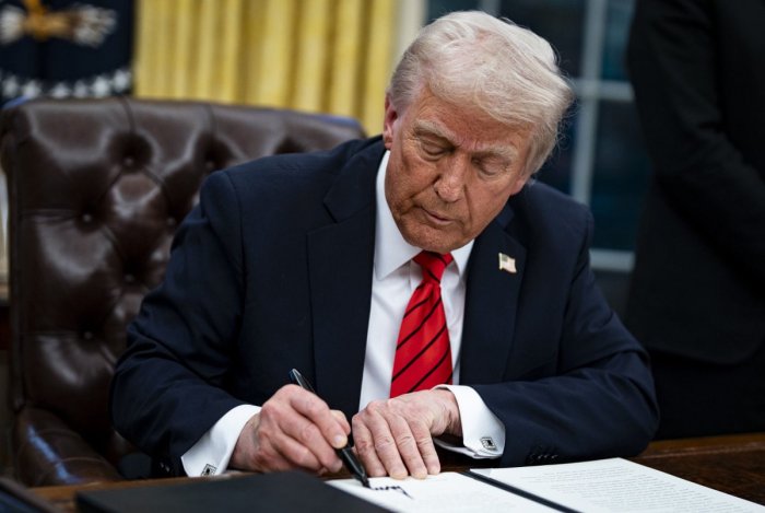 Трамп Хитойга қарши рекорд даражадаги божхона тўловларини жорий этди