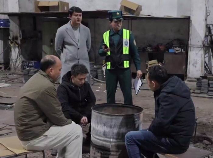 Ўзбек сўмини ёқиб тамаки чеккан хитойликлар жазоланди