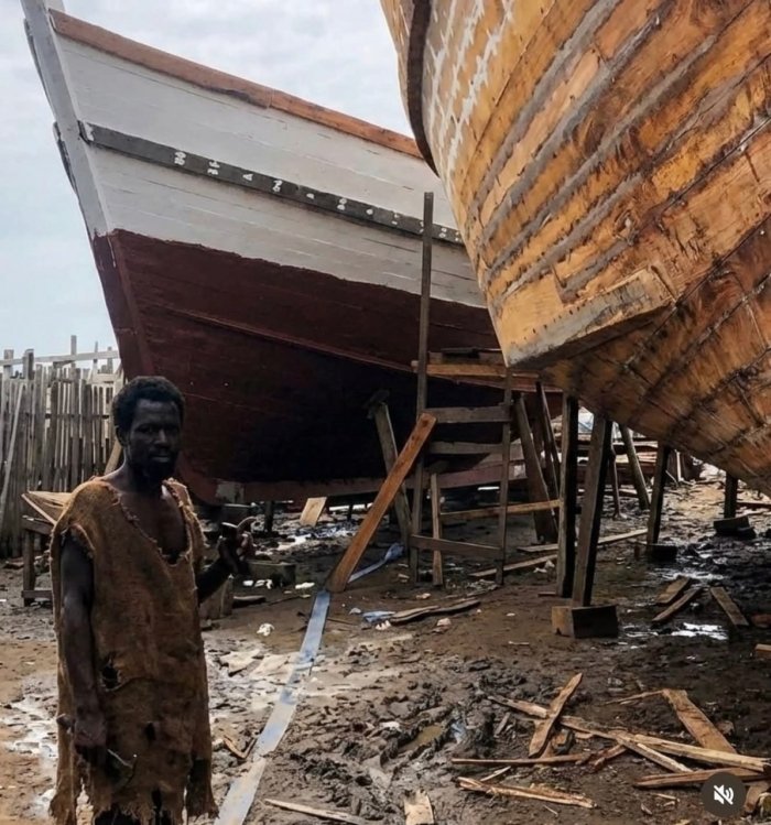 Африкада ўзини "пайғамбар" деб атаётган шахс қурган кема атрофида ўн минглаб одам тўпланди