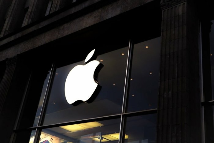 Apple aqlli ko‘zoynaklarini 2026 yil oxirigacha chiqarmoqchi — Bloomberg
