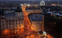 Vengriyada bolalarga nisbatan zo‘ravonlik mojarosi ortidan minglab odamlar norozilik namoyishi o‘tkazdi