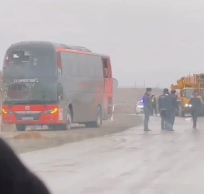 Navoiyda yana bir yo‘lovchi avtobusi ag‘darilib ketdi