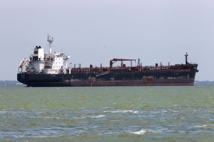 Россия танкери экипажи АҚШ санкцияларини бузгани учун судга тортилади