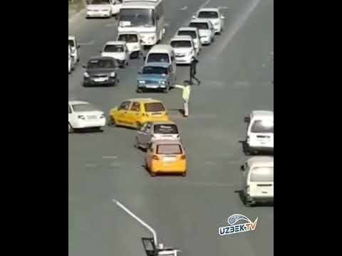Svetofor ishlamaydi, YPX xodimi yo‘q: xorazmlik yigit chorrahadagi tiqilinchni bartaraf etish uchun jonini xatarga qo‘ydi (VIDEO)