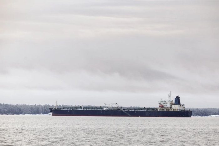 Россия нефтининг танкерларда тўпланиб қолаётгани ортидан мамлакатда нефт қазиб олиш ҳажми кетма-кет иккинчи ой пасаймоқда