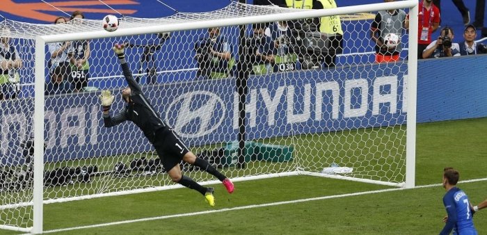 Portugaliyaning Yevro-2016'dagi g‘alabasiga juda katta hissa qo‘shgan darvozabon faoliyatini yakunlaganini e’lon qildi