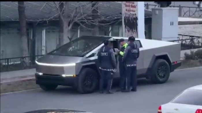 Samarqandda Tesla Cybertruck “prava”siz boshqarilgan