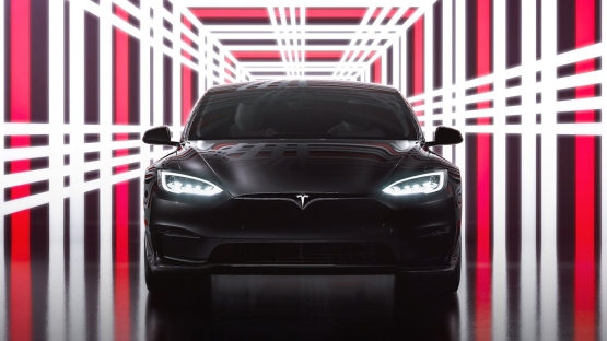 Vau! Tesla o‘zining eng kuchli elektr avtomobilini yaratdi (VIDEO)