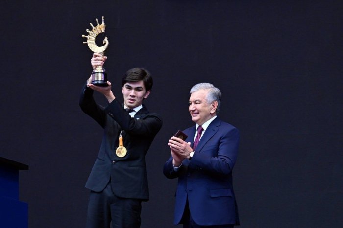 Жавоҳир Синдаров Президентимиздан давлат мукофотини қабул қилди