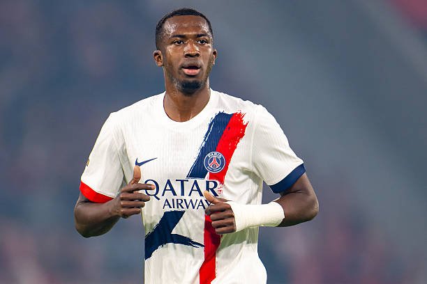 "PSJ" "Liverpul" va "Real" qiziqayotgan himoyachisiga yangi shartnoma taklif qildi