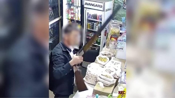 Қамчиқда милтиқ кўтарган эркак дўконга кириб, сотувчи аёлни жароҳатлади