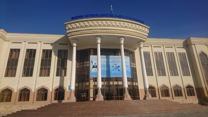 Бухоро ихтисослаштирилган санъат мактаби бузилаётгани, ўқитувчи ва ўқувчилар ҳеч қандай шароити йўқ бинога кўчирилгани айтилди