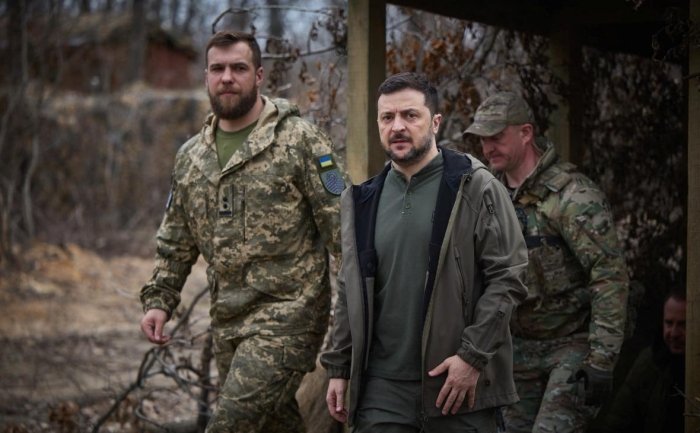 Zelenskiy ukrainalik harbiylarning maoshlarini oshirish uchun YEIdan moliyaviy yordam so‘ramoqchish