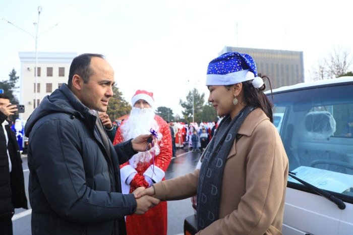 Samarqandda ishsiz yoshlarga Labo yuk avtomobillari topshirildi