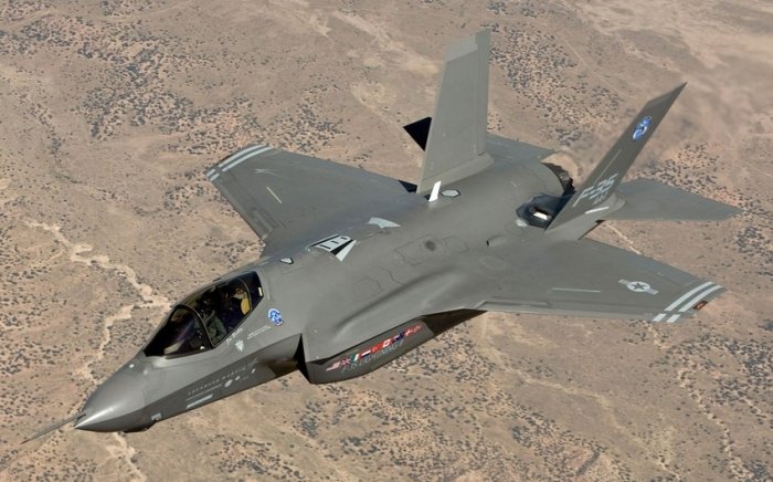 Fuqarolik samolyoti Trampning golf klubiga yaqinlashganida AQSh qiruvchi samolyotlari havoga ko‘tarildi