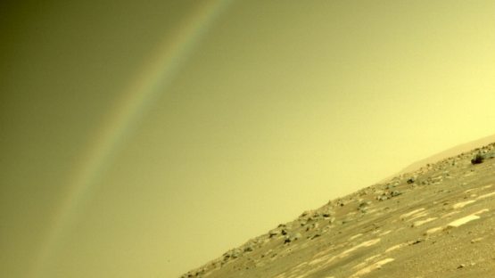 NASA Марсда пайдо бўлган «камалак» юзасидан изоҳ берди