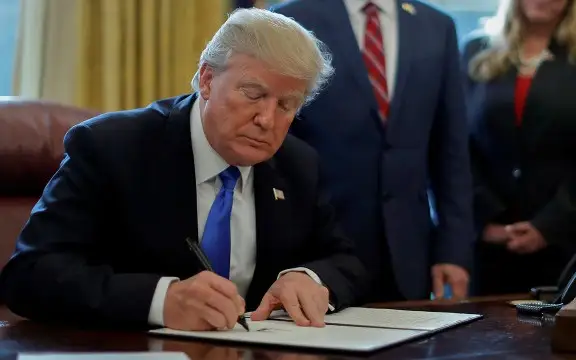 Трамп Россияга қарши санкцияларни узайтиришга қарор қилди