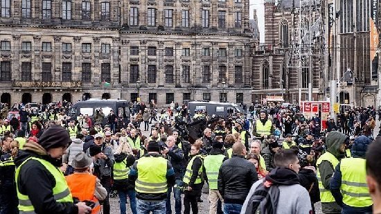 “Sariq  reflektorlar” namoyishi  Niderlandiyaga ham o‘tdi