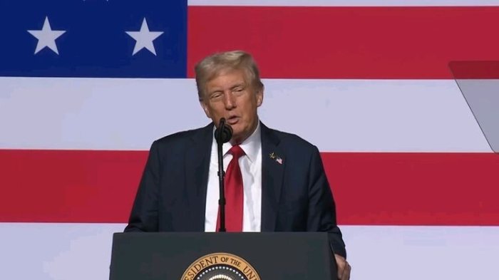 Трамп Путинни “қоғоз йўлбарс” деб атади