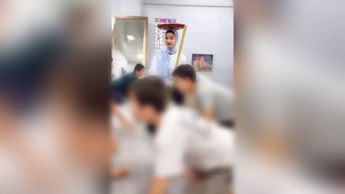 Дудуқланадиган болаларни қўрқитиш усули билан даволашга уринган аёлга нисбатан жиноят иши қўзғатилди