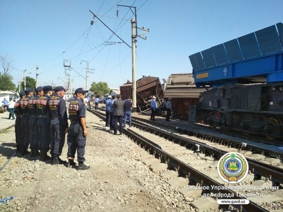 Toshkentda relsdan chiqib ketib, uyning devorini buzgan ikki vagon qarovsiz qoldirilgani sabab yurib ketgani ma’lum qilindi