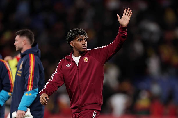 Lamin Yamal: "Masxara qilish uchun dindan foydalanish sizni johil va irqchi insonga aylantiradi"