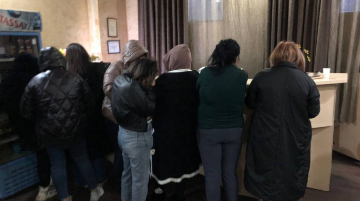 Porno yubkalar ostida yashirin kamera