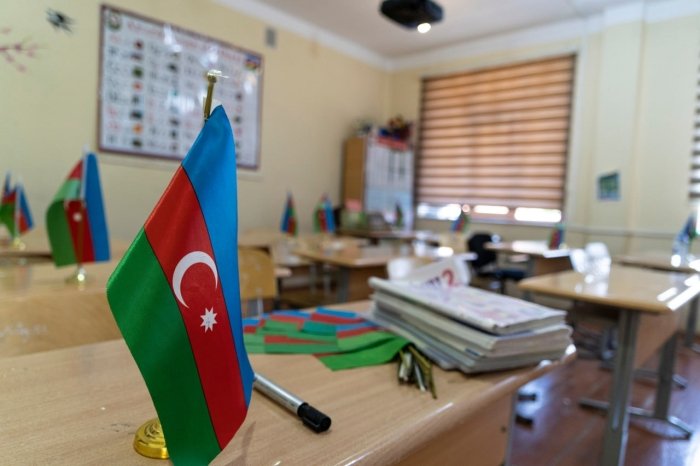 Ozarbayjonda rus tilida o‘qitiladigan darslar qisqartiriladi