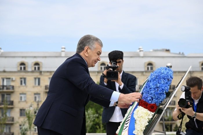 Shavkat Mirziyoyev Boku shahridagi G‘alaba bog‘ida G‘alaba kuniga bag‘ishlangan yodgorlik poyiga gul qo‘ydi