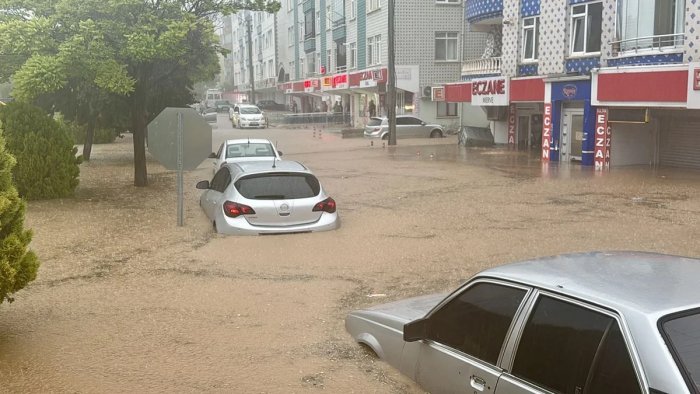 Kuchli yomg‘ir Anqarada suv toshqinlariga sabab bo‘ldi
